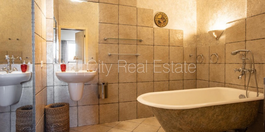 Sludinājumi. Restaurēta māja, iežogota teritorija, terase, plašs skats no loga, divstāvīgs, istabas izolētas 2 Cena: 225000 EUR Foto #8