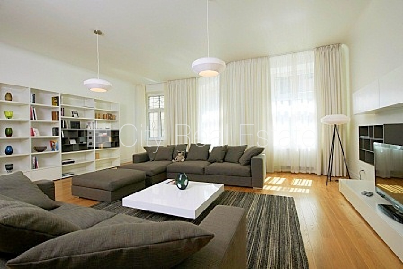 Объявление. Здание во дворе, реновированный дом, вход со двора, лифт, окна выходят в обе стороны дома, Цена: 3200 EUR/мес. Foto #2