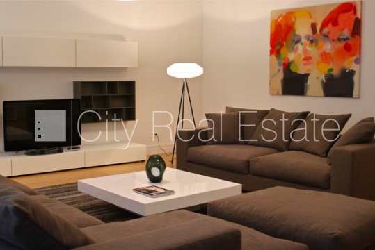 Объявление. Здание во дворе, реновированный дом, вход со двора, лифт, окна выходят в обе стороны дома, Цена: 3200 EUR/мес. Foto #8