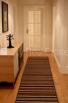 Объявление. Здание во дворе, реновированный дом, вход со двора, лифт, окна выходят в обе стороны дома, Цена: 3200 EUR/мес. Foto #7