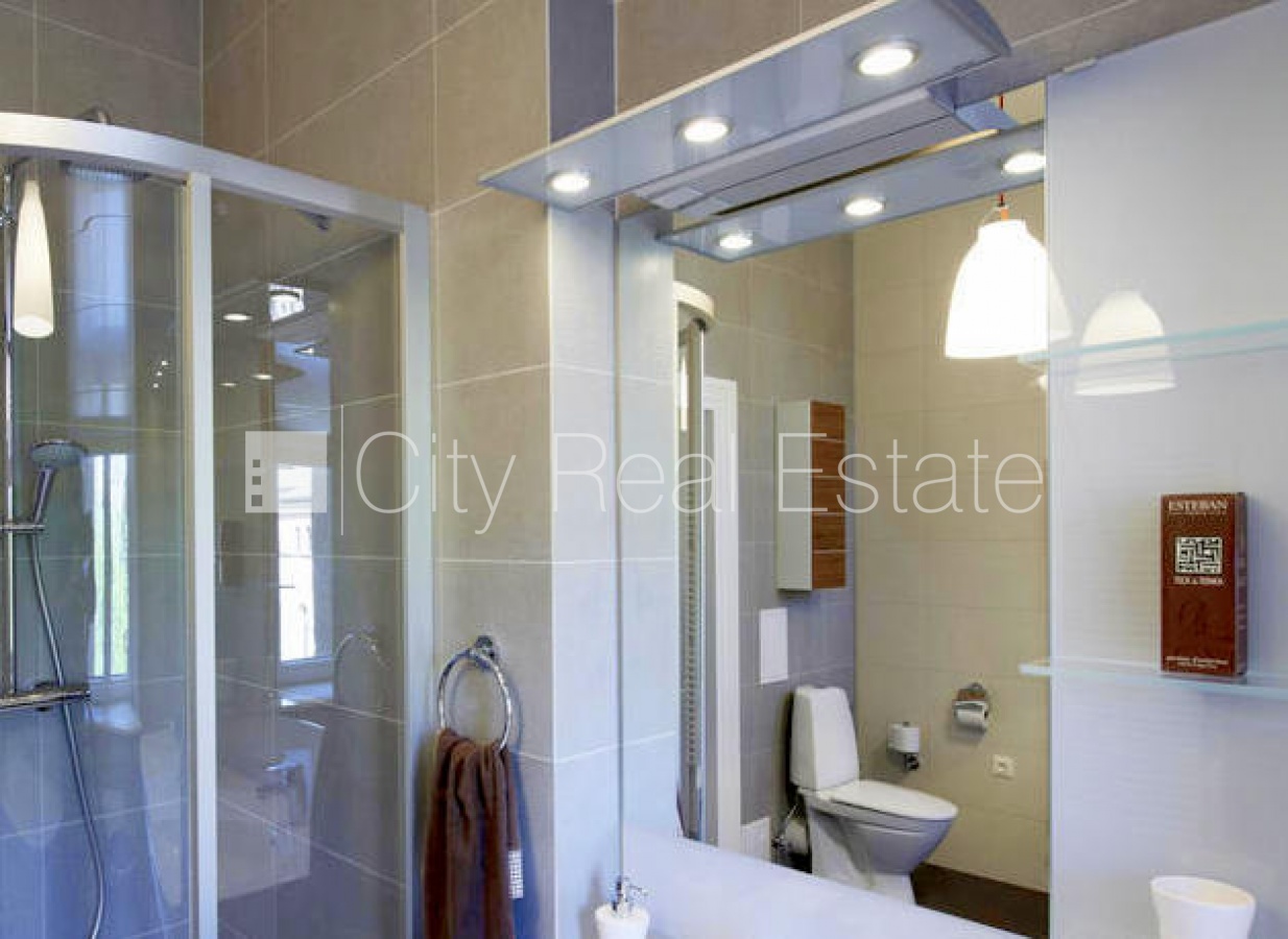 Объявление. Здание во дворе, реновированный дом, вход со двора, лифт, окна выходят в обе стороны дома, Цена: 3200 EUR/мес. Foto #11