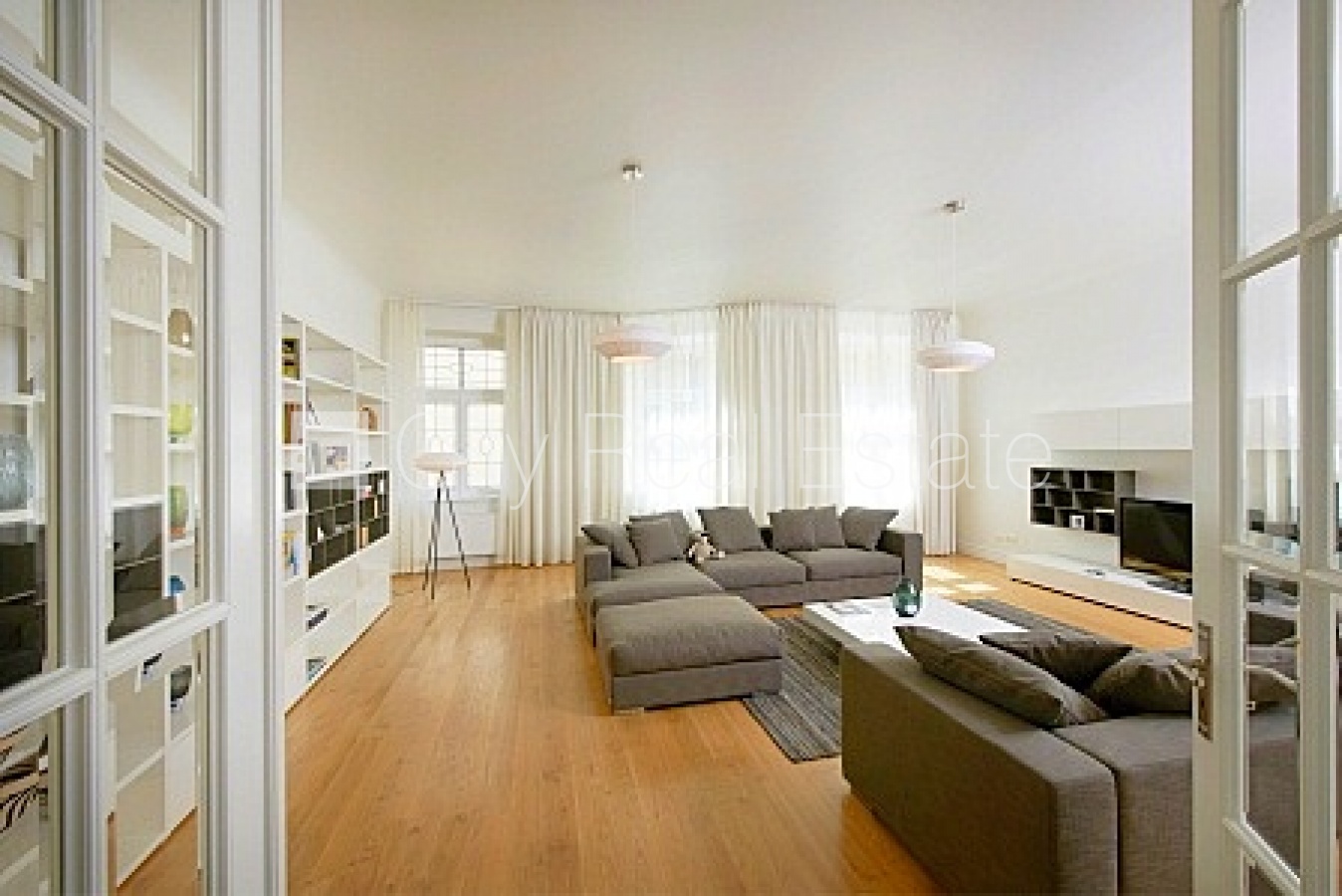 Объявление. Здание во дворе, реновированный дом, вход со двора, лифт, окна выходят в обе стороны дома, Цена: 3200 EUR/мес. Foto #1