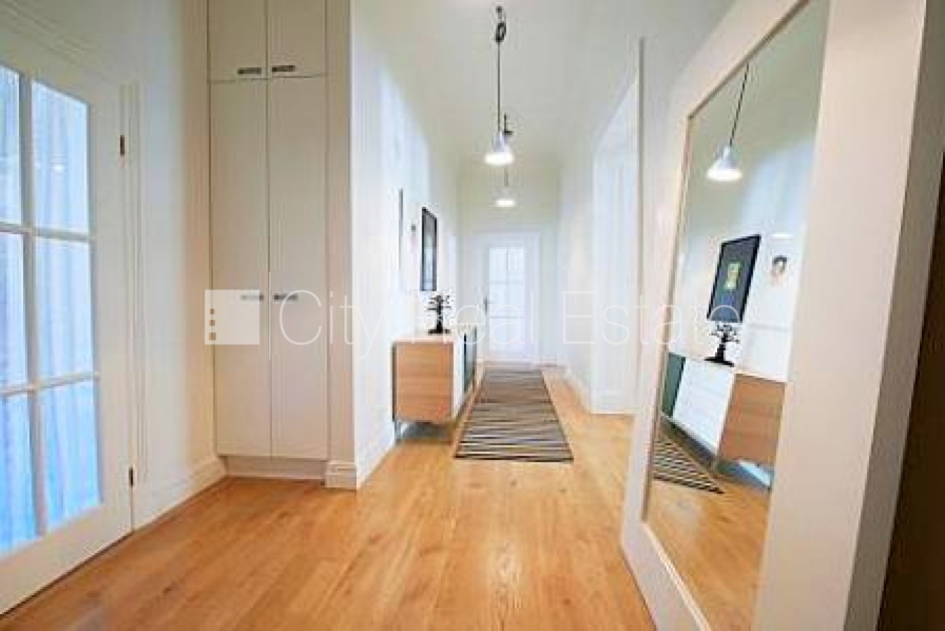 Объявление. Здание во дворе, реновированный дом, вход со двора, лифт, окна выходят в обе стороны дома, Цена: 3200 EUR/мес. Foto #5