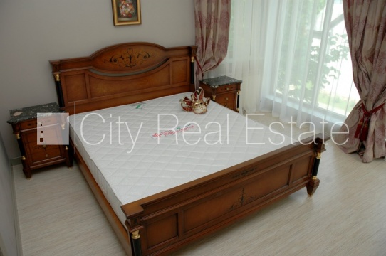 Sludinājumi. Labiekārtots apzaļumots pagalms, iežogota teritorija, guļamistabu skaits 3 gab., istabas izolētas, Cena: 1500 EUR/mēn Foto #4