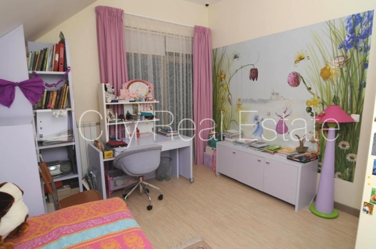 Sludinājumi. Labiekārtots apzaļumots pagalms, iežogota teritorija, guļamistabu skaits 3 gab., istabas izolētas, Cena: 1500 EUR/mēn Foto #6