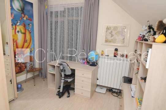 Sludinājumi. Labiekārtots apzaļumots pagalms, iežogota teritorija, guļamistabu skaits 3 gab., istabas izolētas, Cena: 1500 EUR/mēn Foto #7