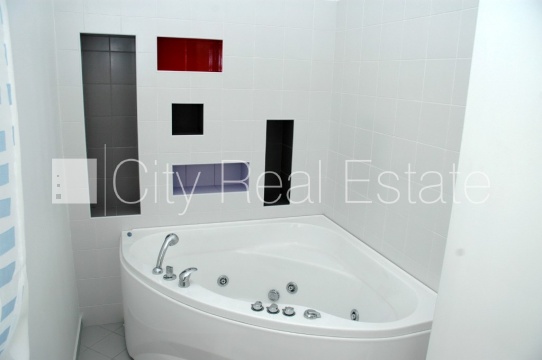 Sludinājumi. Labiekārtots apzaļumots pagalms, iežogota teritorija, guļamistabu skaits 3 gab., istabas izolētas, Cena: 1500 EUR/mēn Foto #8