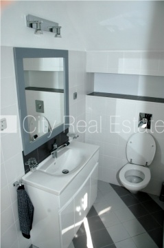 Sludinājumi. Labiekārtots apzaļumots pagalms, iežogota teritorija, guļamistabu skaits 3 gab., istabas izolētas, Cena: 1500 EUR/mēn Foto #9