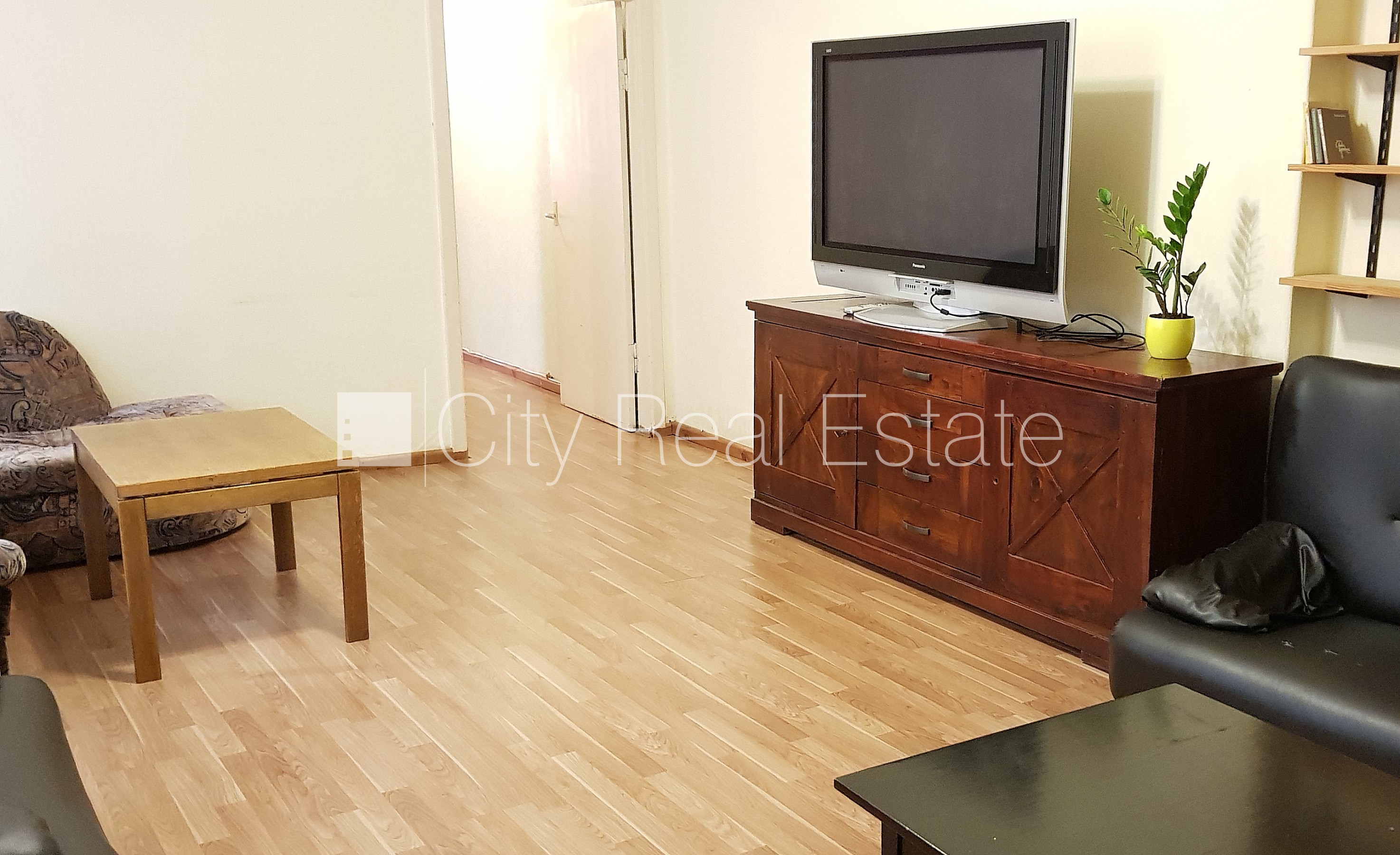 Sludinājumi. Pagalma māja, renovēta māja, slēgts pagalms, objektu apsargā fiziskā apsardze, ir lifts, kāpņu Cena: 750 EUR/mēn Foto #5