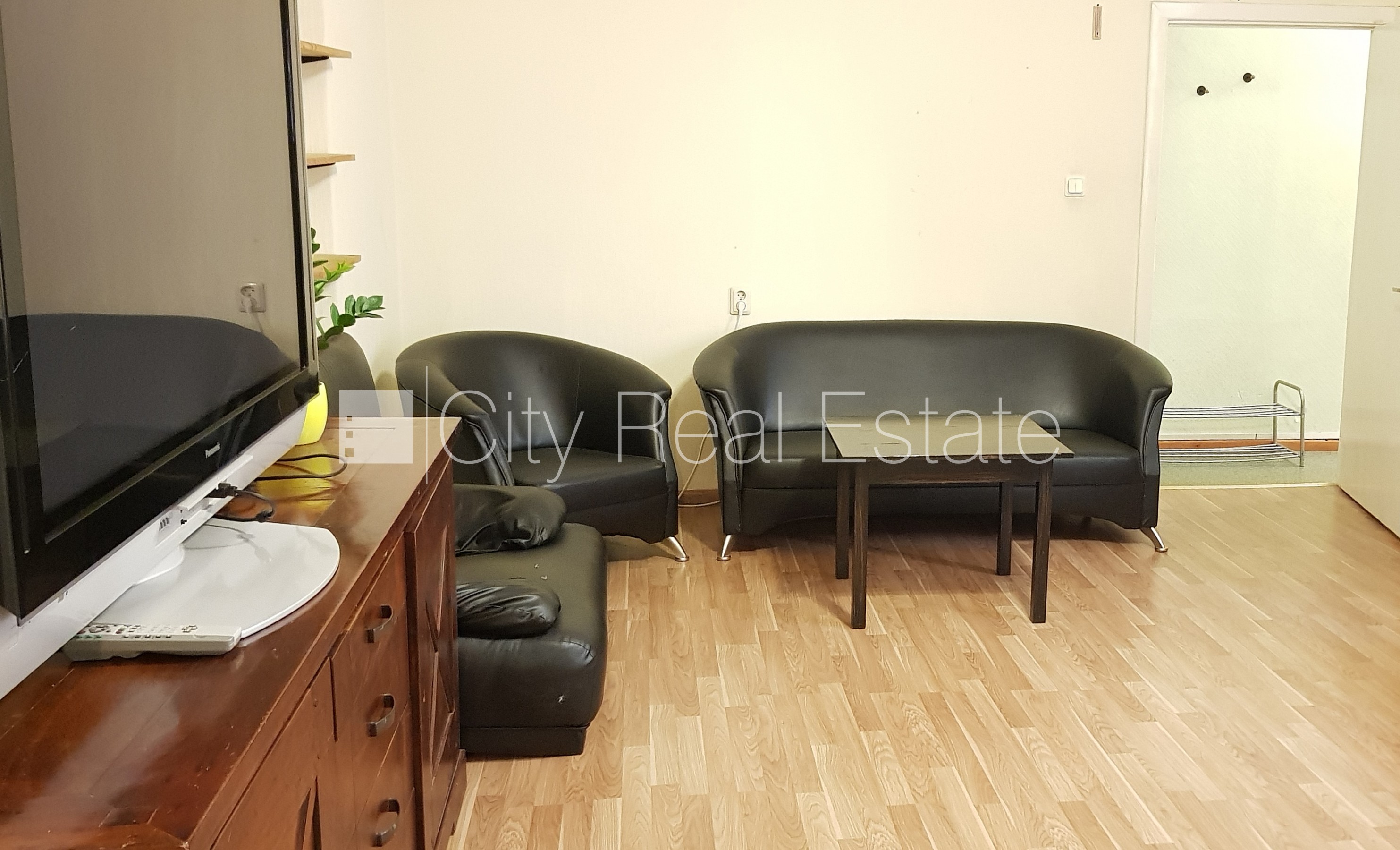 Sludinājumi. Pagalma māja, renovēta māja, slēgts pagalms, objektu apsargā fiziskā apsardze, ir lifts, kāpņu Cena: 750 EUR/mēn Foto #4