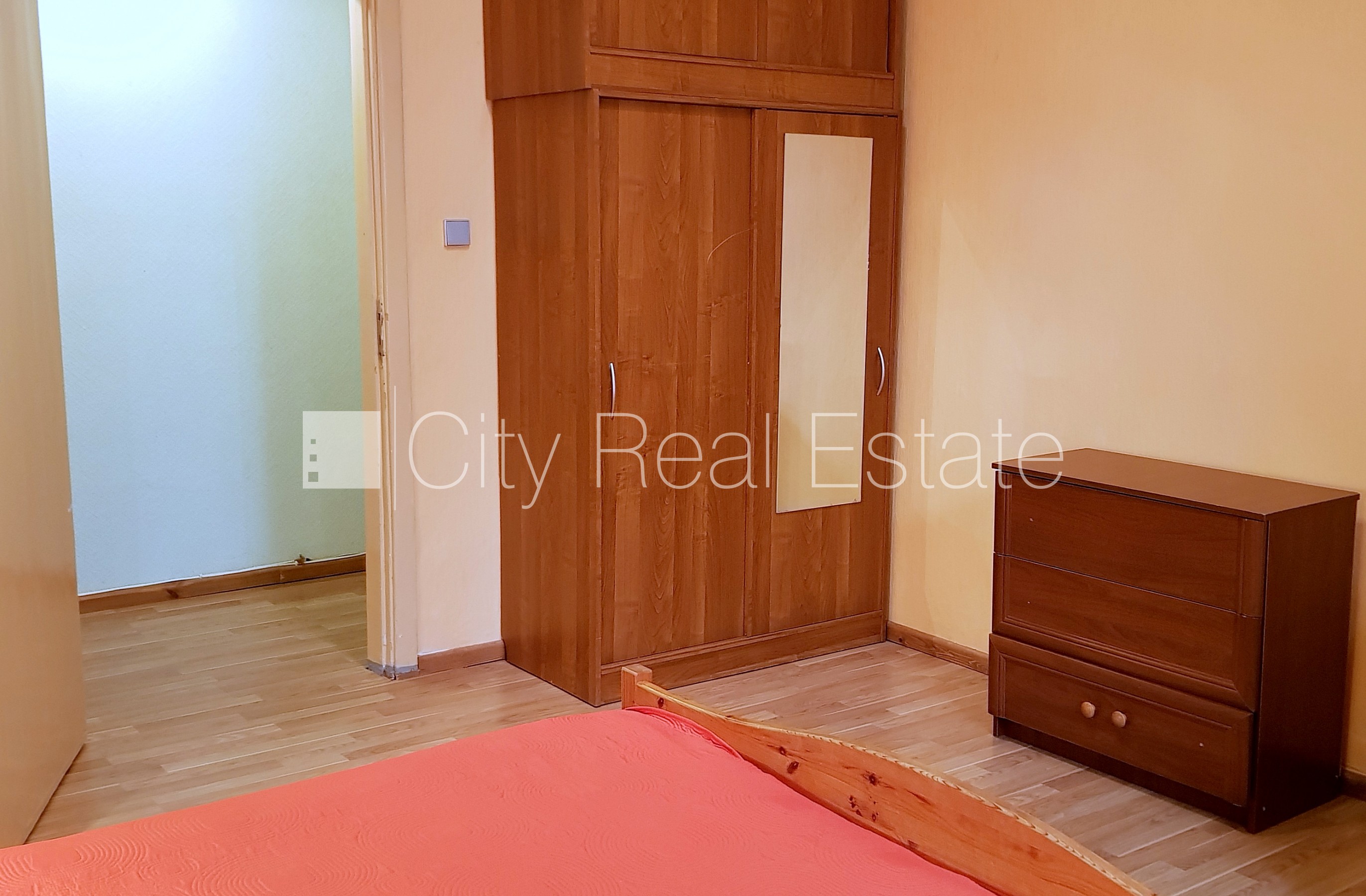 Sludinājumi. Pagalma māja, renovēta māja, slēgts pagalms, objektu apsargā fiziskā apsardze, ir lifts, kāpņu Cena: 750 EUR/mēn Foto #2