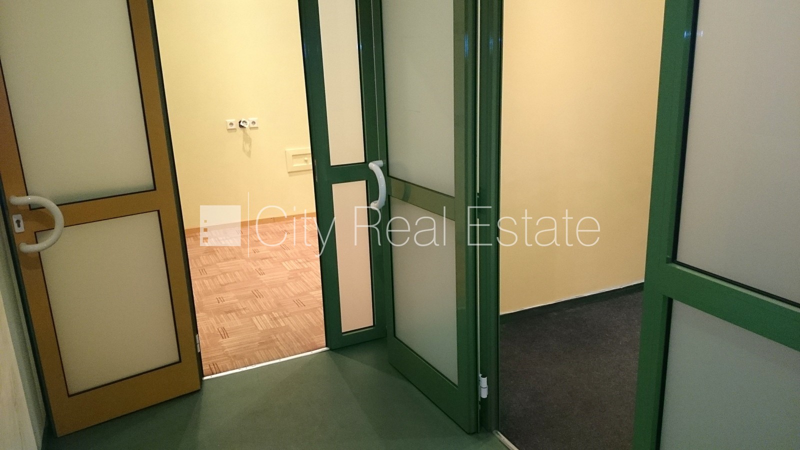 Объявление. Дом во дворе, реновированный дом, вход с улицы, лестничная клетка после косметического ремонта, Цена: 320 EUR/мес. Foto #4