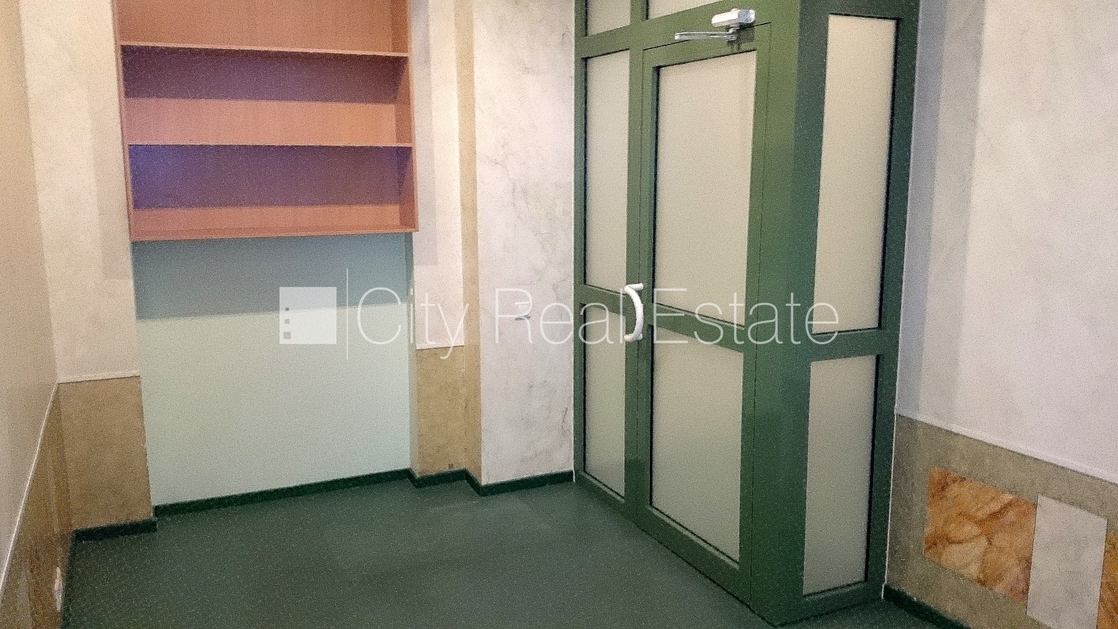 Объявление. Дом во дворе, реновированный дом, вход с улицы, лестничная клетка после косметического ремонта, Цена: 320 EUR/мес. Foto #1