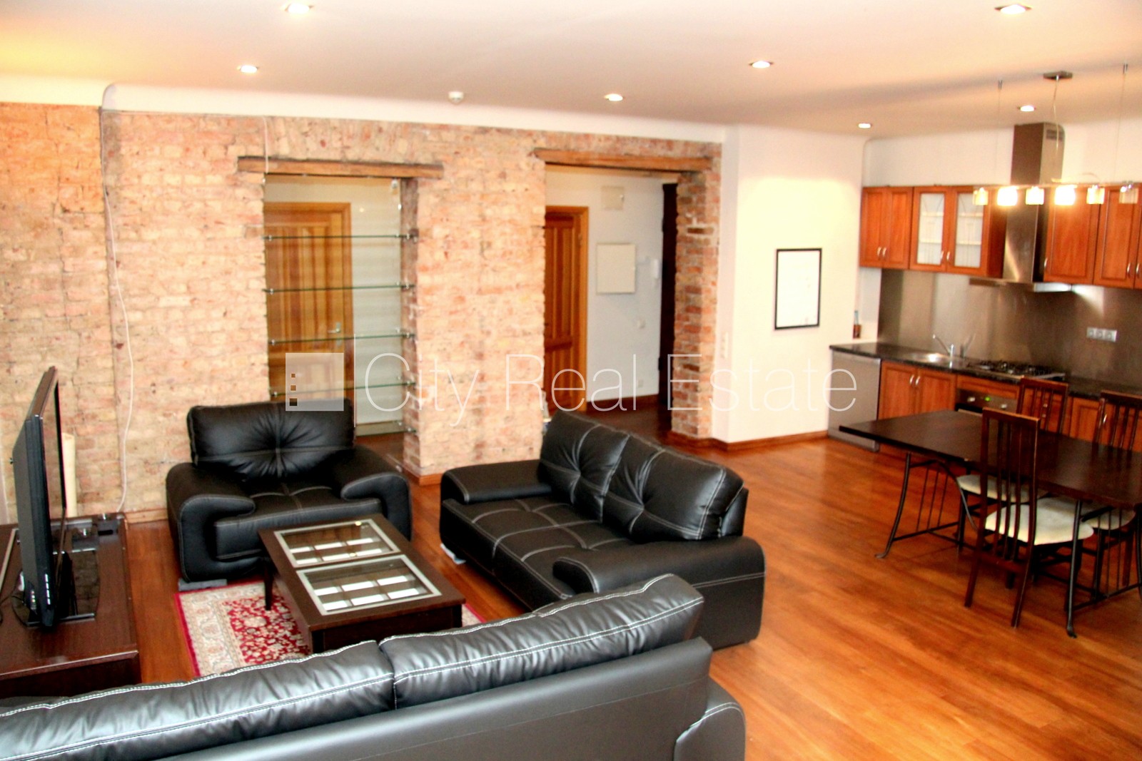 Sludinājumi. Pagalma ēka, slēgts pagalms, logi vērsti mājas abās pusēs, plašs skats no loga, guļamistabu skaits Cena: 159100 EUR Foto #1