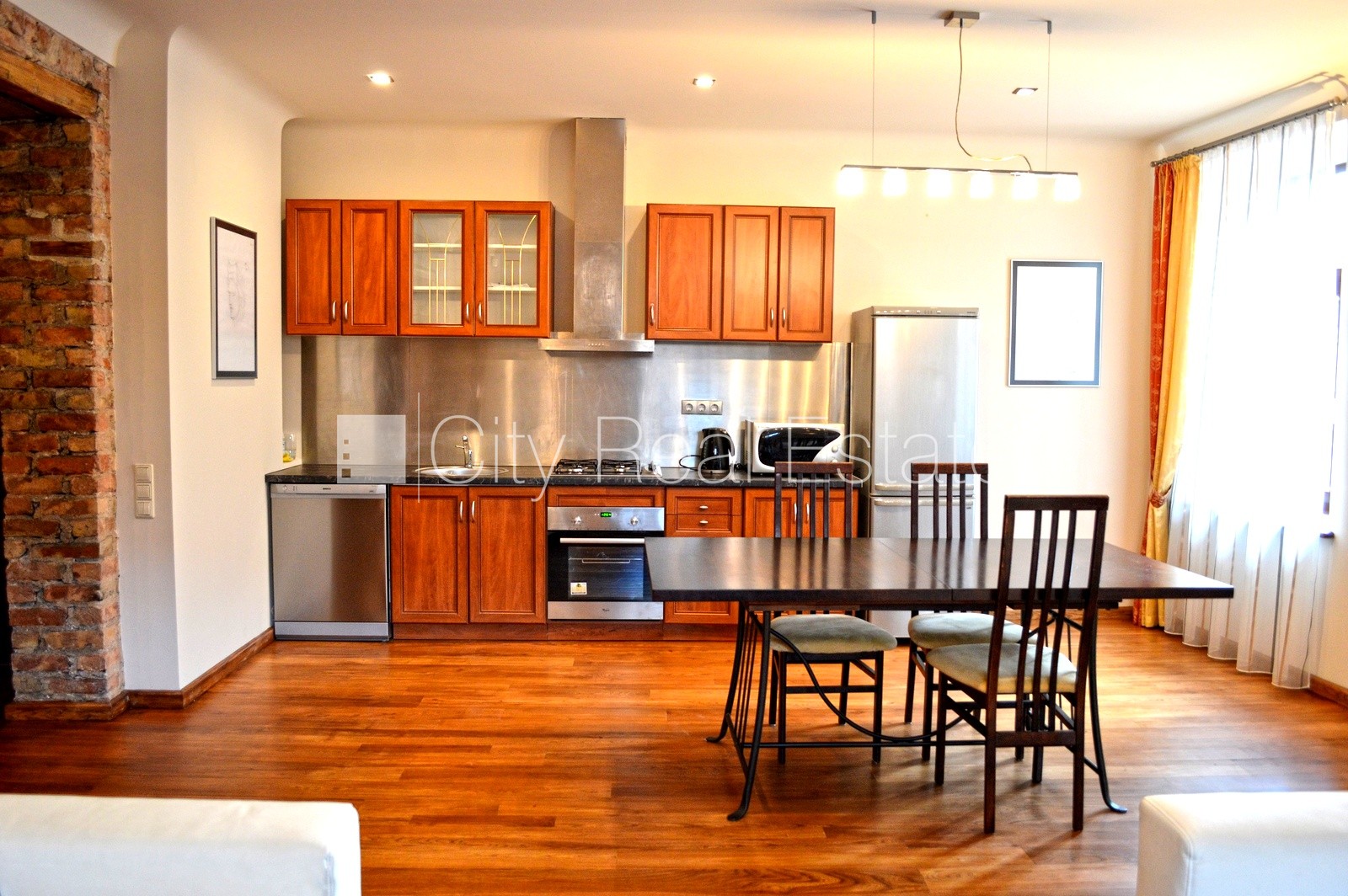 Sludinājumi. Pagalma ēka, slēgts pagalms, logi vērsti mājas abās pusēs, plašs skats no loga, guļamistabu skaits Cena: 159100 EUR Foto #5