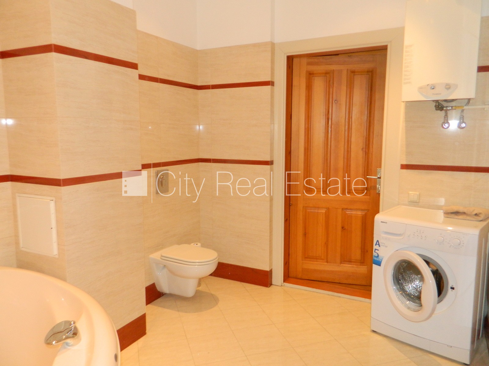 Sludinājumi. Pagalma ēka, slēgts pagalms, logi vērsti mājas abās pusēs, plašs skats no loga, guļamistabu skaits Cena: 159100 EUR Foto #24