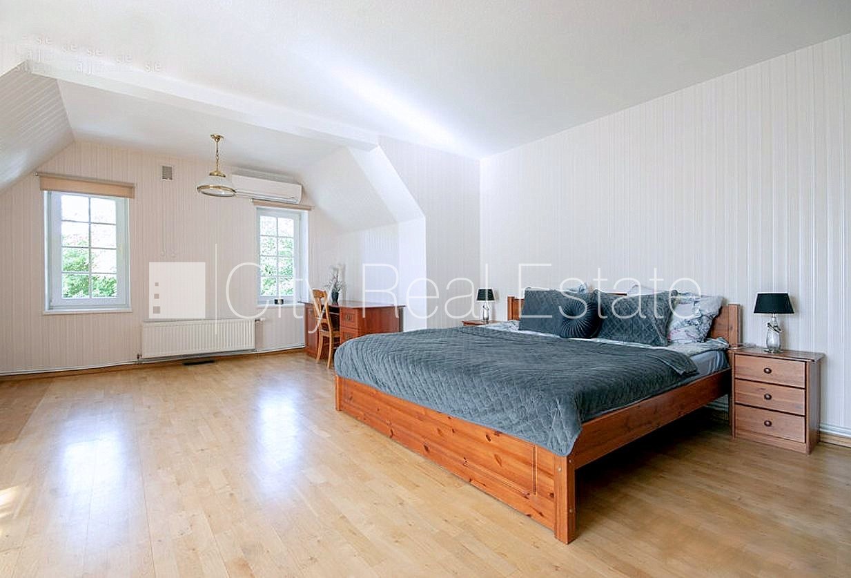 Объявление. Благоустроенный озеленённый двор, гараж на две машины, веранда, бассеин, сауна, количество спален 4 Цена: 7000 EUR/мес. Foto #16