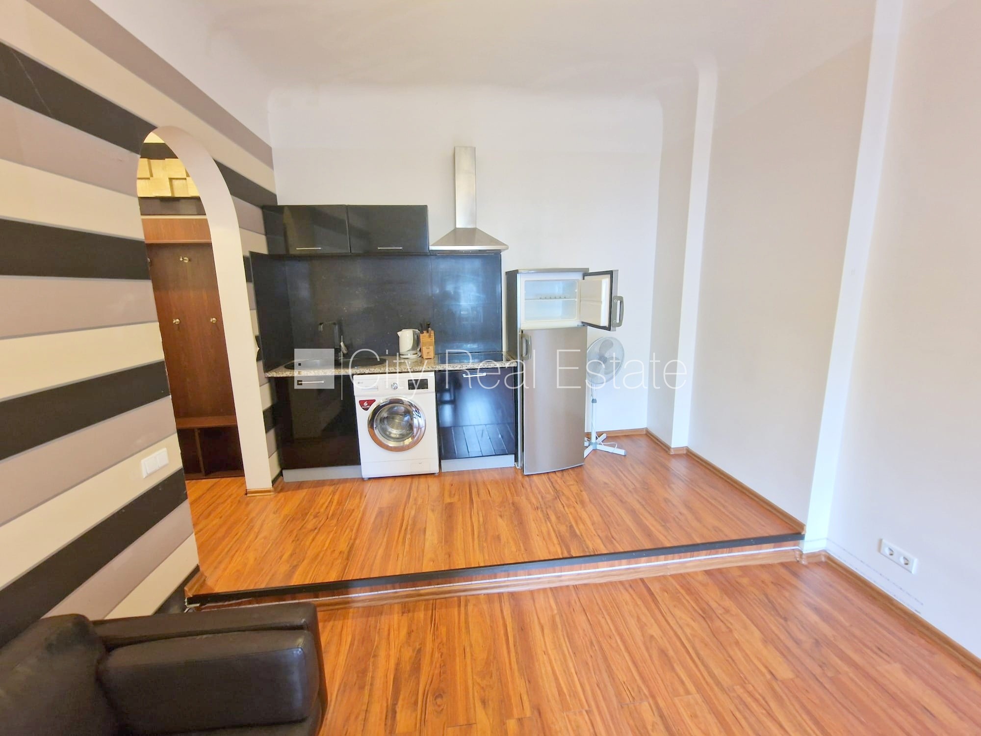 Sludinājumi. Projekts - Aleksandra Čaka 33, pagalma ēka, slēgts pagalms, ieeja no pagalma, kāpņu telpa pēc Cena: 420 EUR/mēn Foto #4