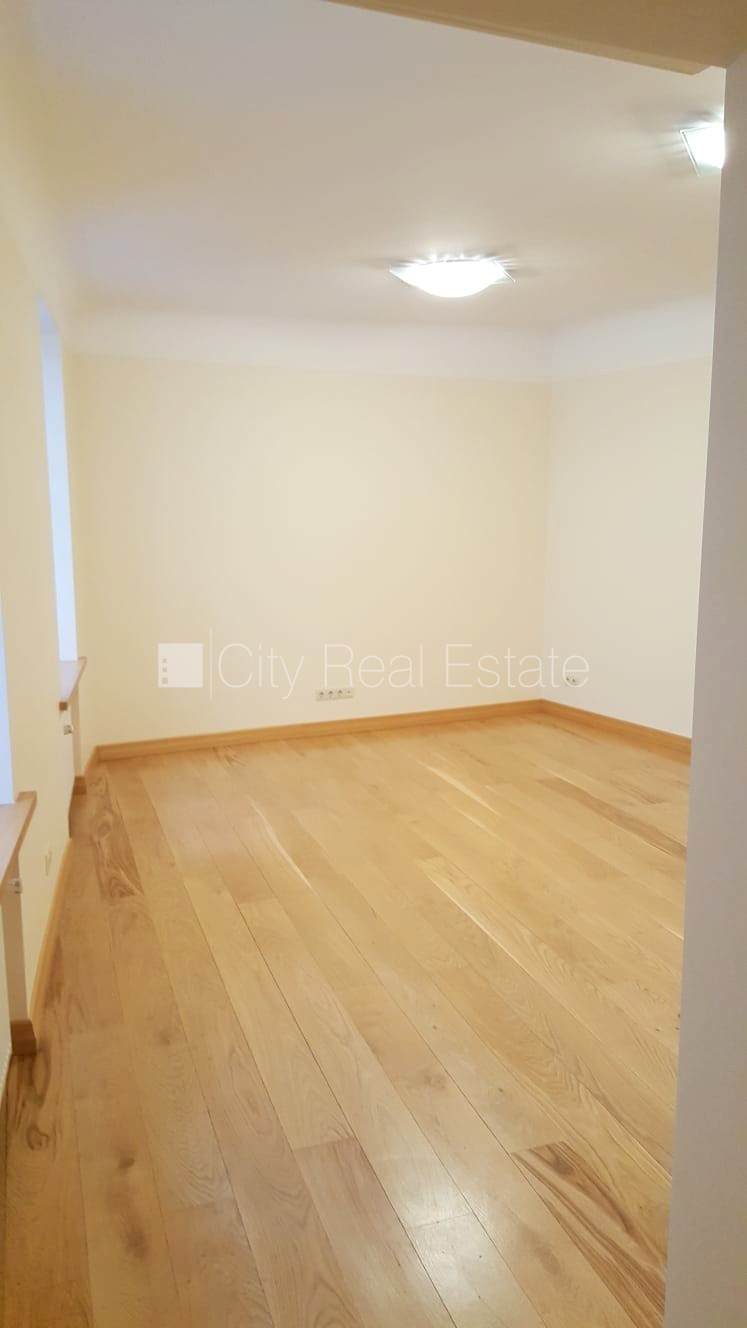 Объявление. Фасадный дом, реновированный дом, вход с улицы, лифт, лестничная клетка после капитального ремонта, Цена: 924 EUR/мес. Foto #4