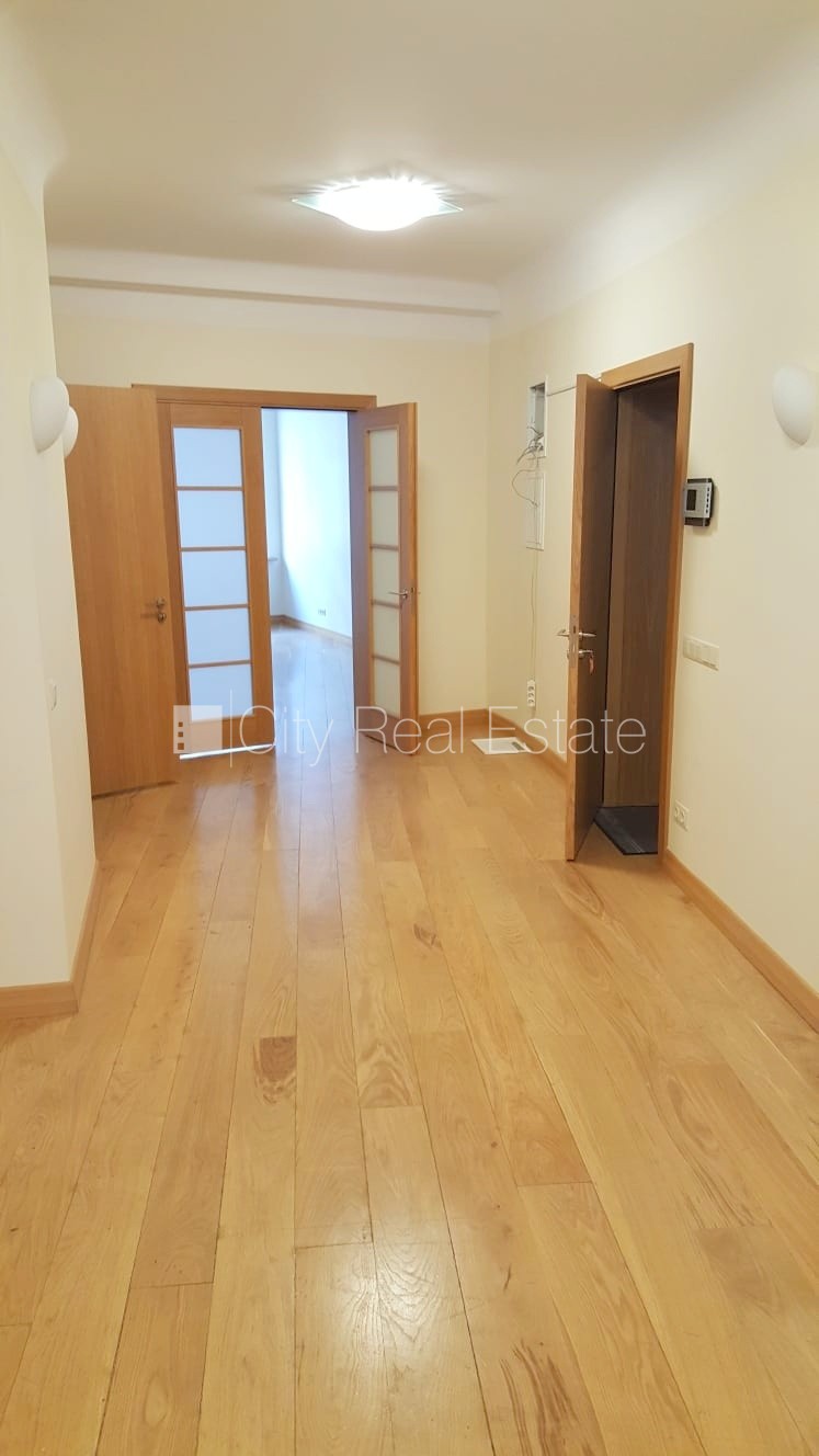 Объявление. Фасадный дом, реновированный дом, вход с улицы, лифт, лестничная клетка после капитального ремонта, Цена: 924 EUR/мес. Foto #7