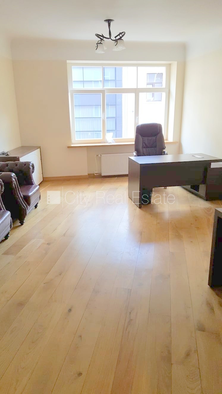 Объявление. Фасадный дом, реновированный дом, вход с улицы, лифт, лестничная клетка после капитального ремонта, Цена: 924 EUR/мес. Foto #2