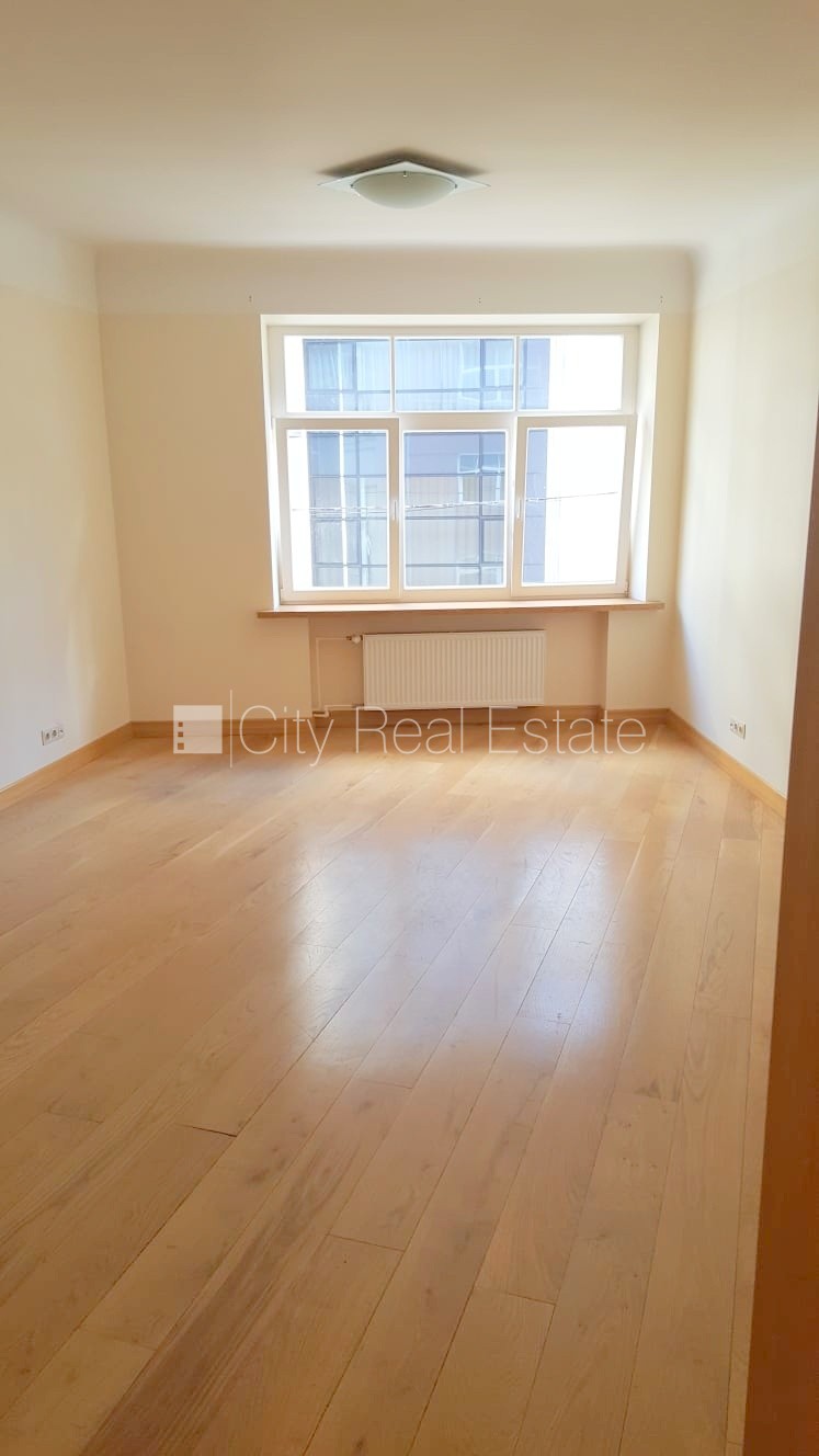 Объявление. Фасадный дом, реновированный дом, вход с улицы, лифт, лестничная клетка после капитального ремонта, Цена: 924 EUR/мес. Foto #1