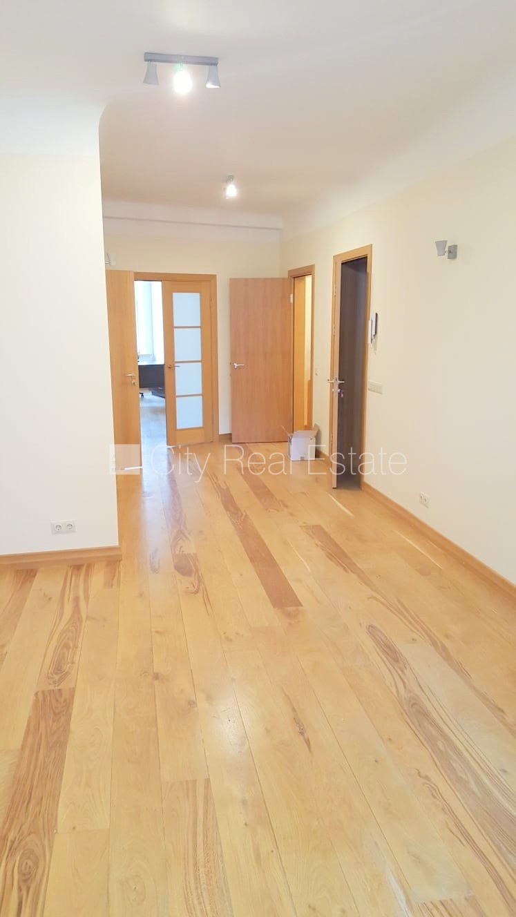 Объявление. Фасадный дом, реновированный дом, вход с улицы, лифт, лестничная клетка после капитального ремонта, Цена: 924 EUR/мес. Foto #6