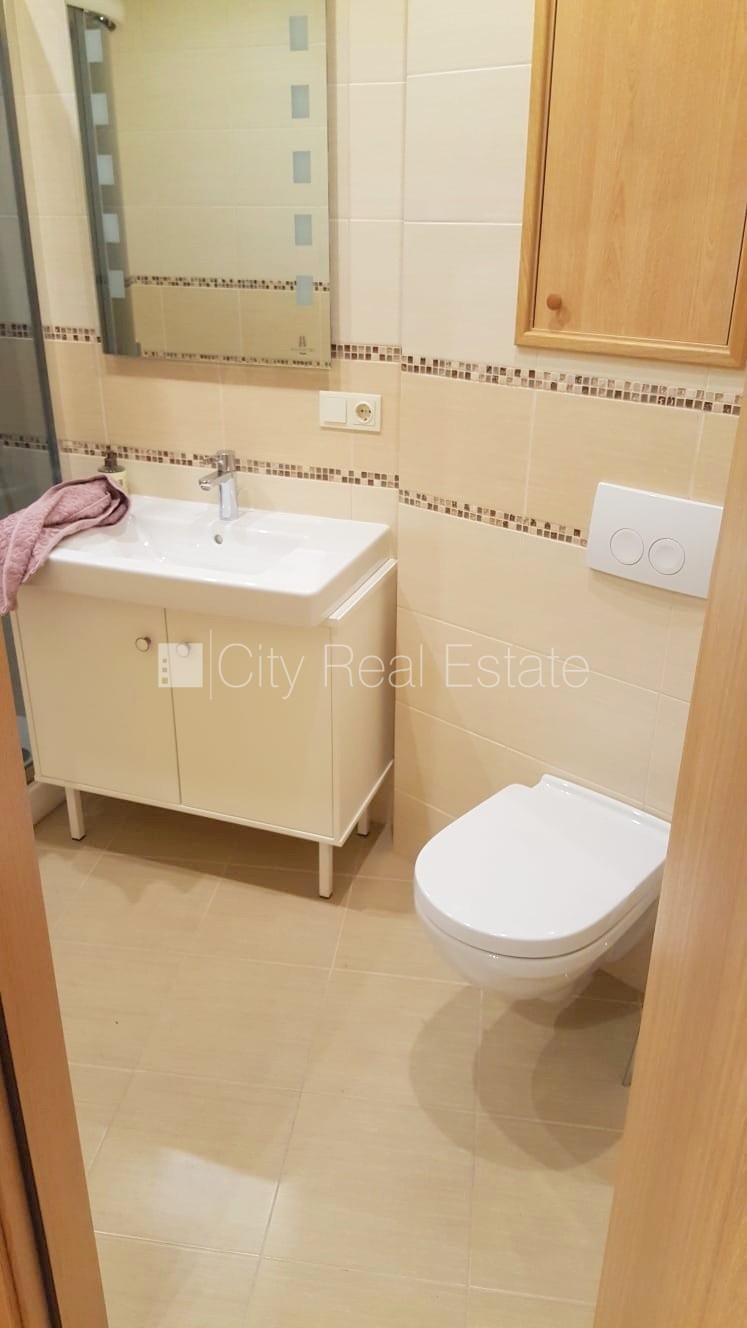 Объявление. Фасадный дом, реновированный дом, вход с улицы, лифт, лестничная клетка после капитального ремонта, Цена: 924 EUR/мес. Foto #9