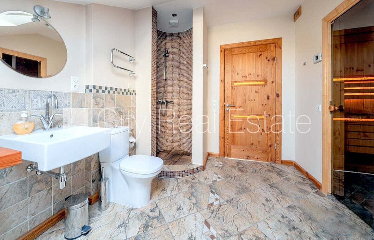 Sludinājumi. Zeme īpašumā, fasādes māja, renovēta māja, labiekārtota apzaļumota teritorija, bruģēts Cena: 595000 EUR Foto #15