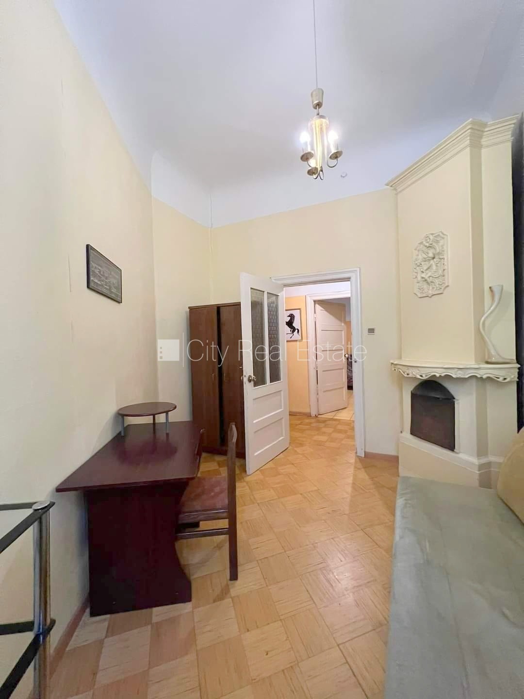 Sludinājumi. Vieta automašīnai, viena istaba izolēta, istabas caurstaigājamas, augstie griesti, kamīns, centrālā Cena: 500 EUR/mēn Foto #2