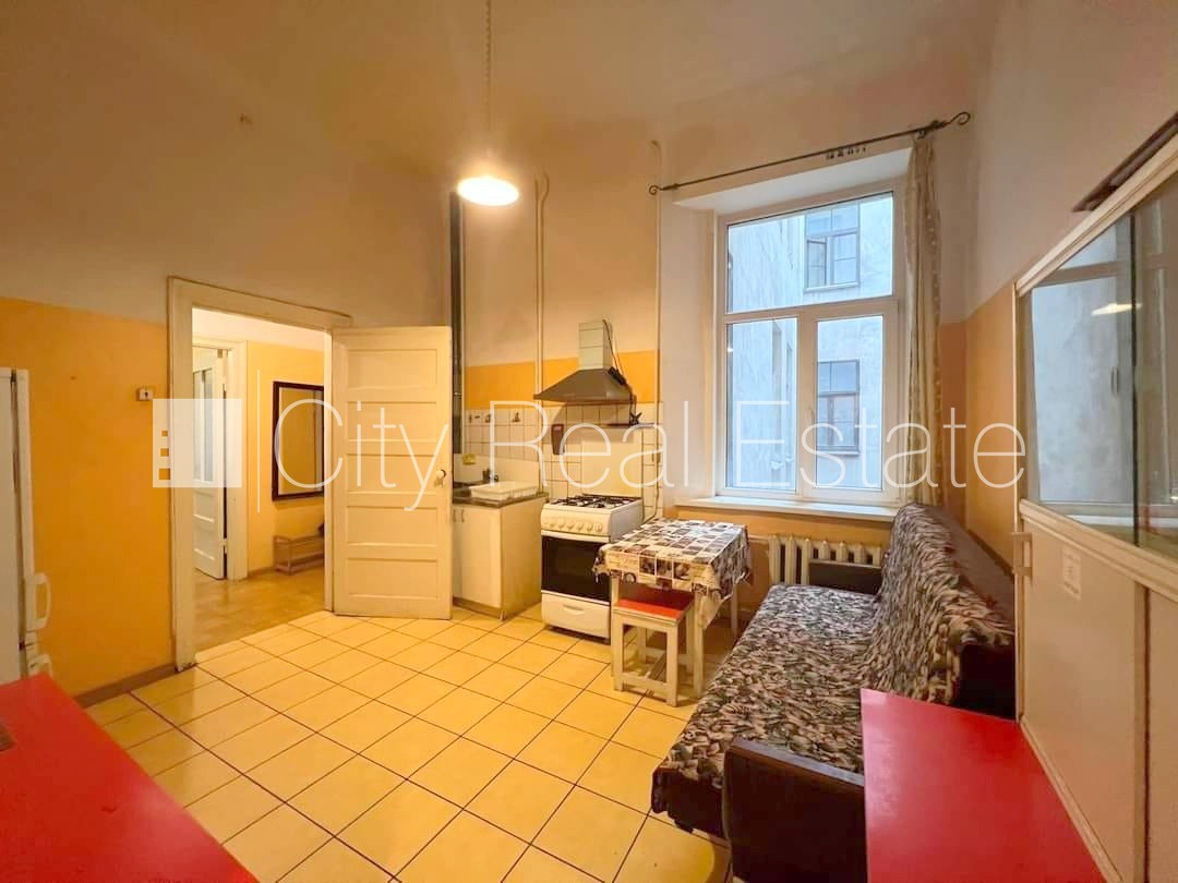 Sludinājumi. Vieta automašīnai, viena istaba izolēta, istabas caurstaigājamas, augstie griesti, kamīns, centrālā Cena: 500 EUR/mēn Foto #13