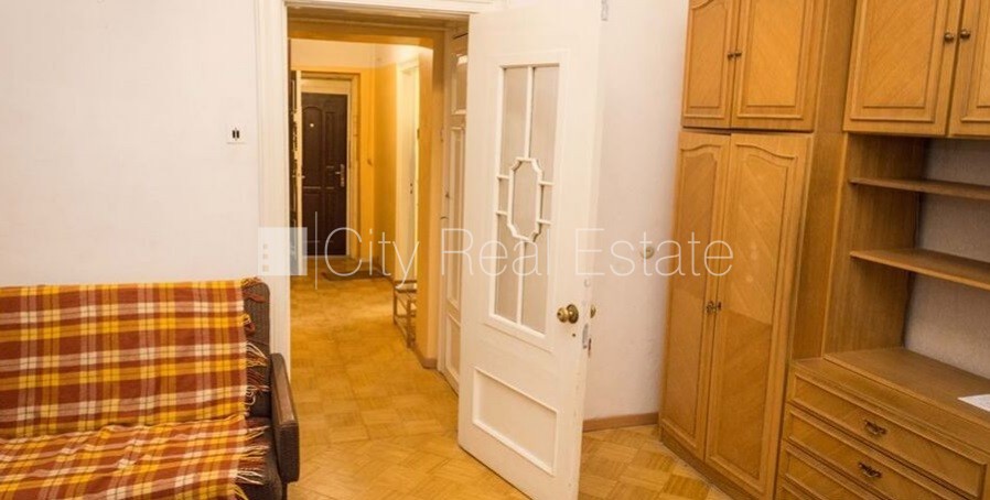 Sludinājumi. Vieta automašīnai, viena istaba izolēta, istabas caurstaigājamas, augstie griesti, kamīns, centrālā Cena: 500 EUR/mēn Foto #4