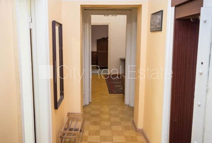 Sludinājumi. Vieta automašīnai, viena istaba izolēta, istabas caurstaigājamas, augstie griesti, kamīns, centrālā Cena: 500 EUR/mēn Foto #5