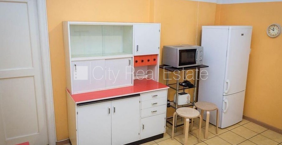 Sludinājumi. Vieta automašīnai, viena istaba izolēta, istabas caurstaigājamas, augstie griesti, kamīns, centrālā Cena: 500 EUR/mēn Foto #16