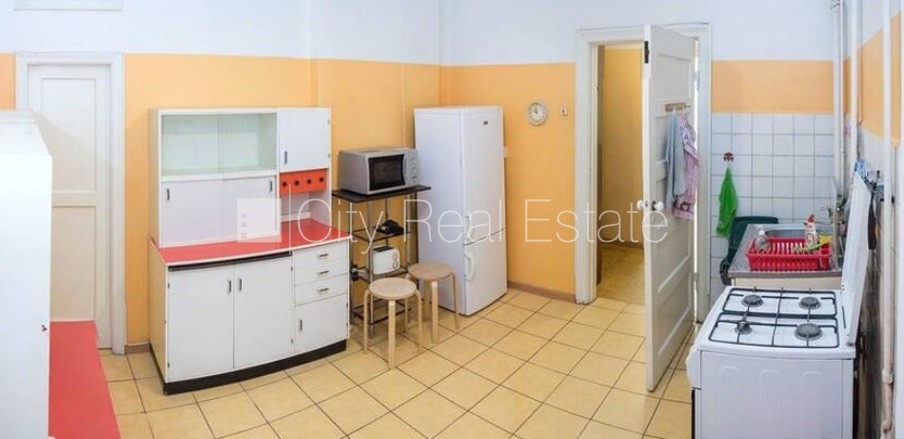 Sludinājumi. Vieta automašīnai, viena istaba izolēta, istabas caurstaigājamas, augstie griesti, kamīns, centrālā Cena: 500 EUR/mēn Foto #14