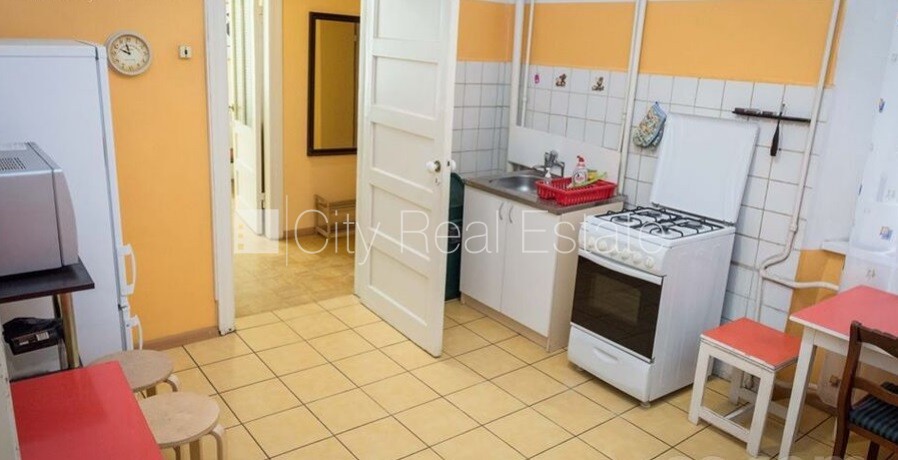 Sludinājumi. Vieta automašīnai, viena istaba izolēta, istabas caurstaigājamas, augstie griesti, kamīns, centrālā Cena: 500 EUR/mēn Foto #15