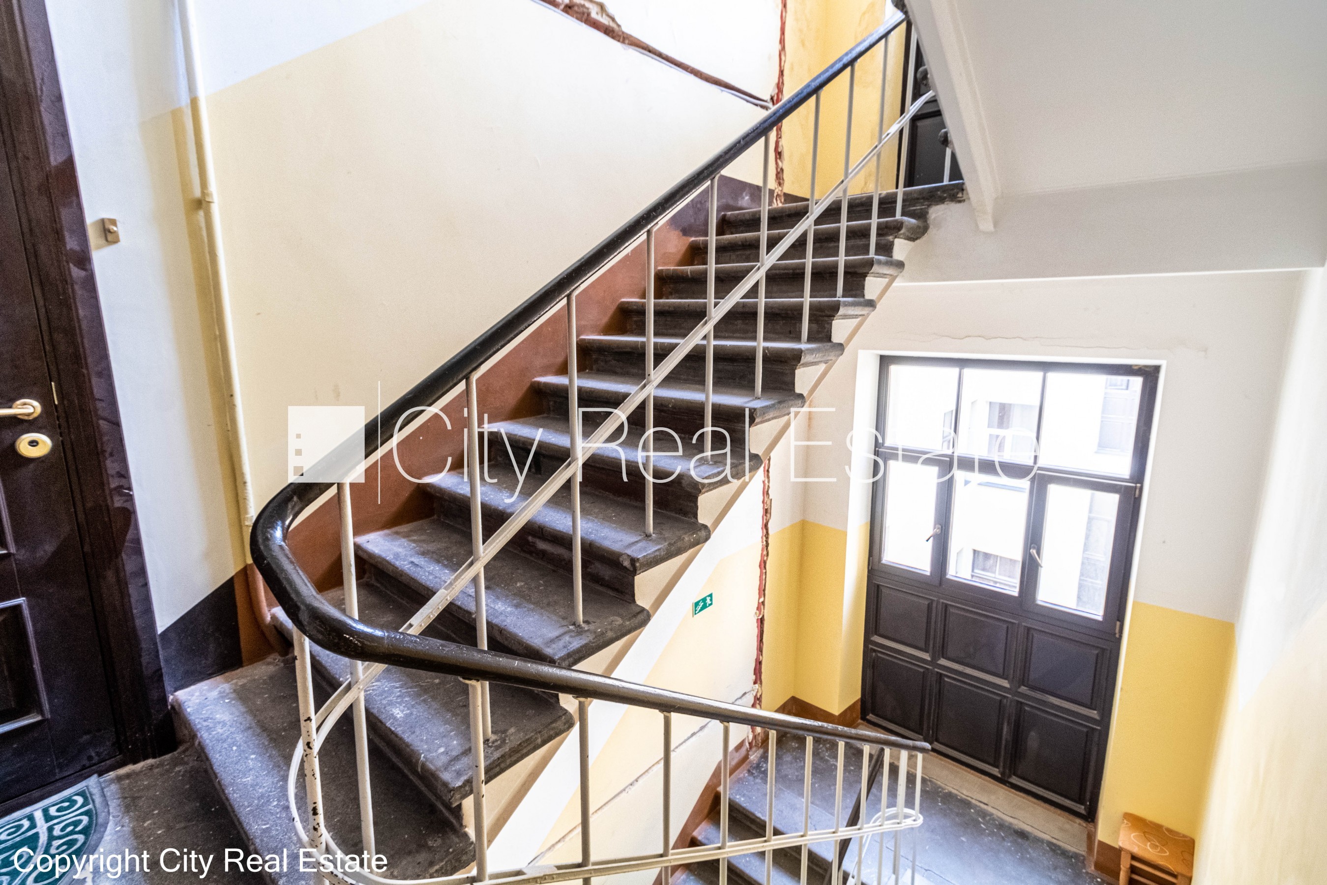 Sludinājumi. Vieta automašīnai, viena istaba izolēta, istabas caurstaigājamas, augstie griesti, kamīns, centrālā Cena: 500 EUR/mēn Foto #23