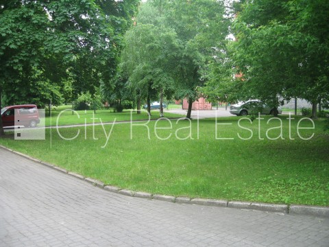 Sludinājumi. Fasādes māja, šīfera jumta segums, labiekārtots apzaļumots pagalms, iežogota teritorija, iežogota Cena: 380000 EUR Foto #18