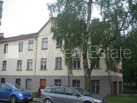 Sludinājumi. Fasādes māja, šīfera jumta segums, labiekārtots apzaļumots pagalms, iežogota teritorija, iežogota Cena: 380000 EUR Foto #2