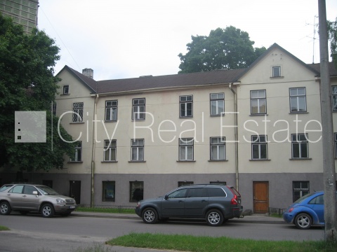 Sludinājumi. Fasādes māja, šīfera jumta segums, labiekārtots apzaļumots pagalms, iežogota teritorija, iežogota Cena: 380000 EUR Foto #4