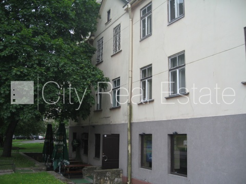 Sludinājumi. Fasādes māja, šīfera jumta segums, labiekārtots apzaļumots pagalms, iežogota teritorija, iežogota Cena: 380000 EUR Foto #6