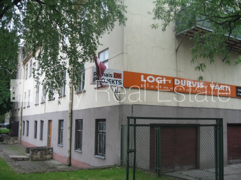 Sludinājumi. Fasādes māja, šīfera jumta segums, labiekārtots apzaļumots pagalms, iežogota teritorija, iežogota Cena: 380000 EUR Foto #9