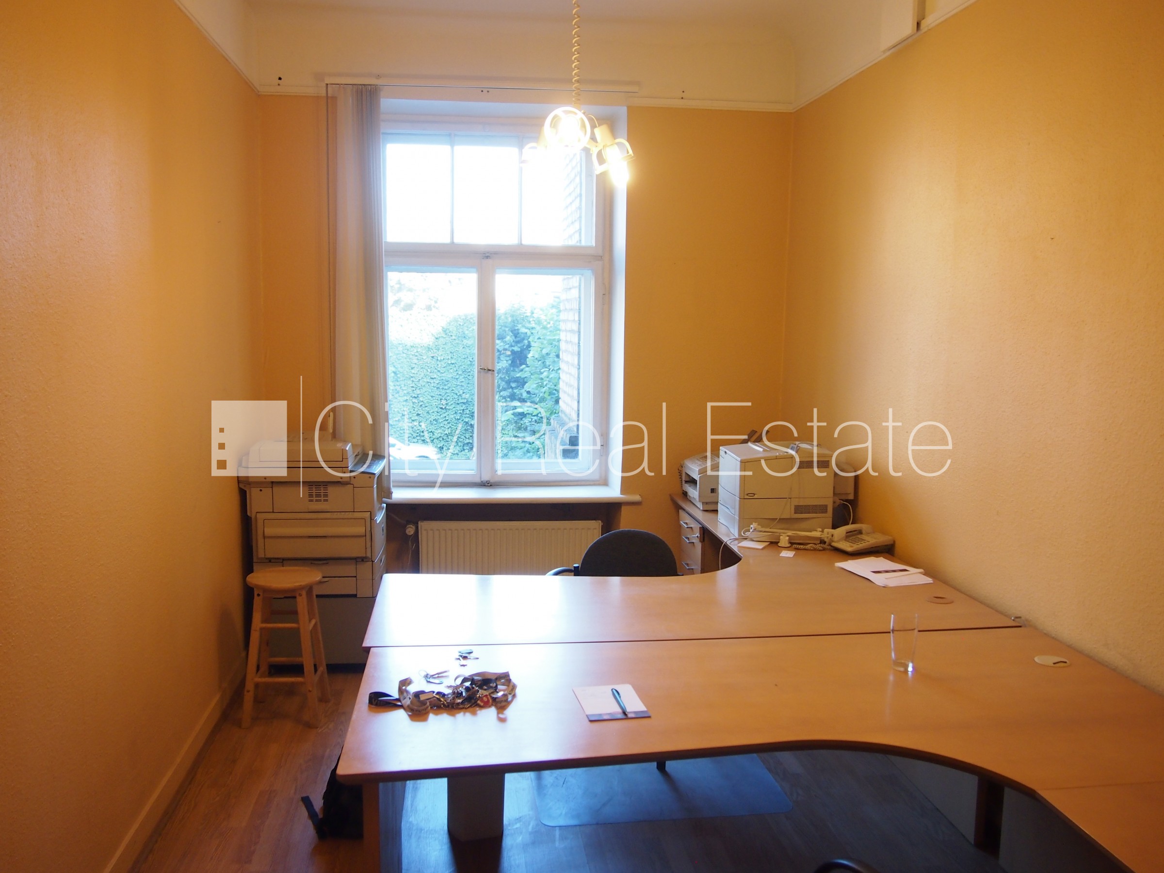 Sludinājumi. Pagalma māja, renovēta māja, slēgts pagalms, iespēja nomāt autostāvvietu, ieeja no ielas un Cena: 180 EUR/mēn Foto #1