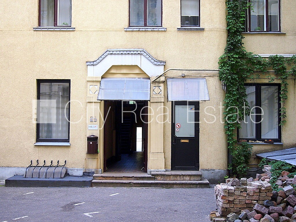 Sludinājumi. Pagalma māja, renovēta māja, slēgts pagalms, iespēja nomāt autostāvvietu, ieeja no ielas un Cena: 180 EUR/mēn Foto #11