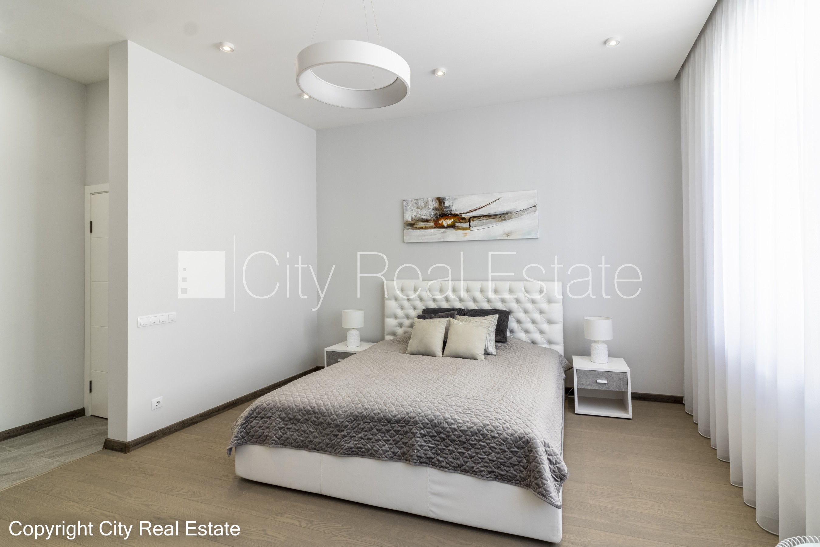 Sludinājumi. Pagalma ēka, renovēta māja, labiekārtots apzaļumots pagalms, slēgts pagalms, pagalmā bērnu spēļu Cena: 550 EUR/mēn Foto #2