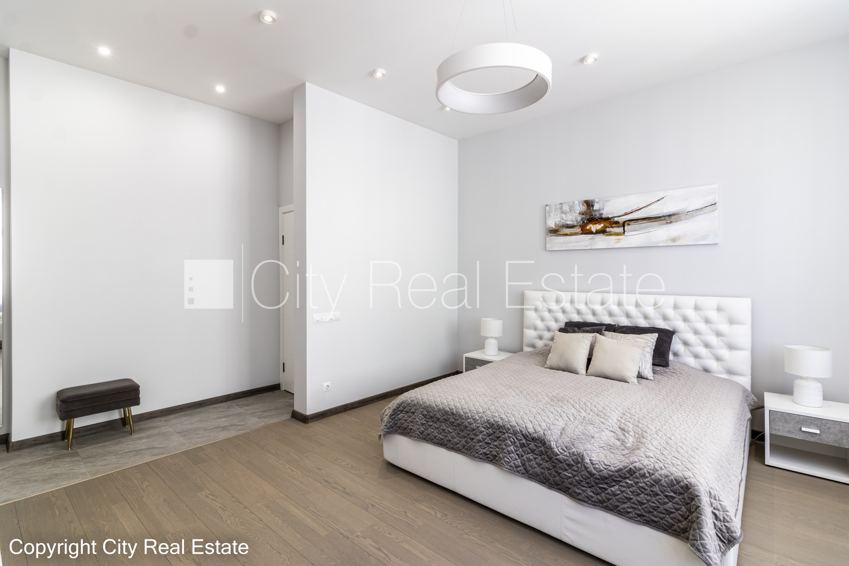 Sludinājumi. Pagalma ēka, renovēta māja, labiekārtots apzaļumots pagalms, slēgts pagalms, pagalmā bērnu spēļu Cena: 550 EUR/mēn Foto #3