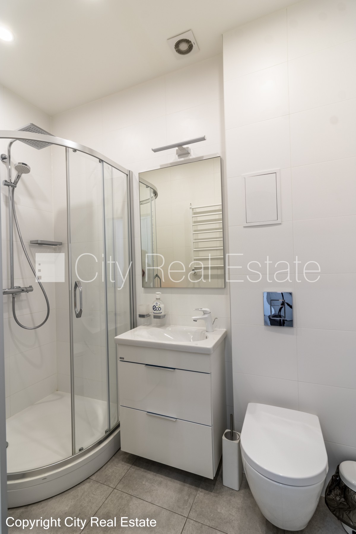 Sludinājumi. Pagalma ēka, renovēta māja, labiekārtots apzaļumots pagalms, slēgts pagalms, pagalmā bērnu spēļu Cena: 550 EUR/mēn Foto #9