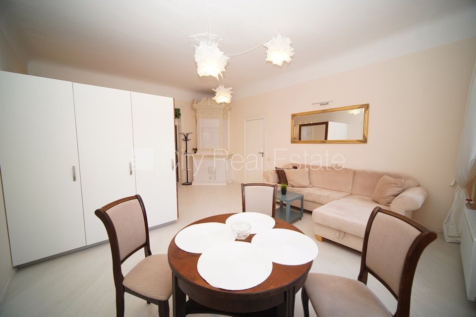 Sludinājumi. Fasādes māja, renovēta māja, ieeja no ielas, ir lifts, kāpņu telpa pēc kosmētiskā remonta, balkons, Cena: 600 EUR/mēn Foto #4