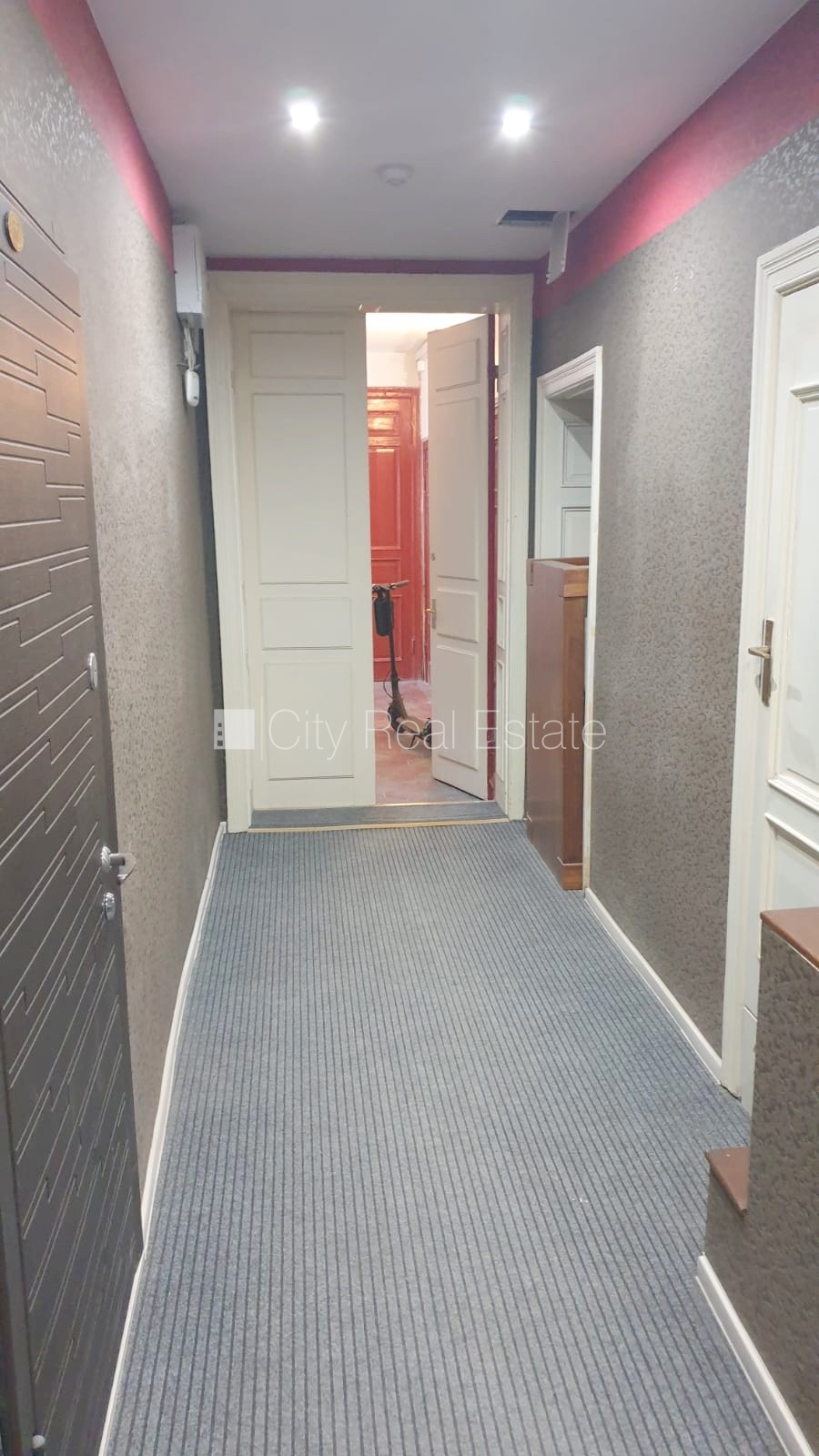 Sludinājumi. Fasādes māja, renovēta māja, ieeja no ielas, ir lifts, kāpņu telpa pēc kosmētiskā remonta, balkons, Cena: 600 EUR/mēn Foto #24