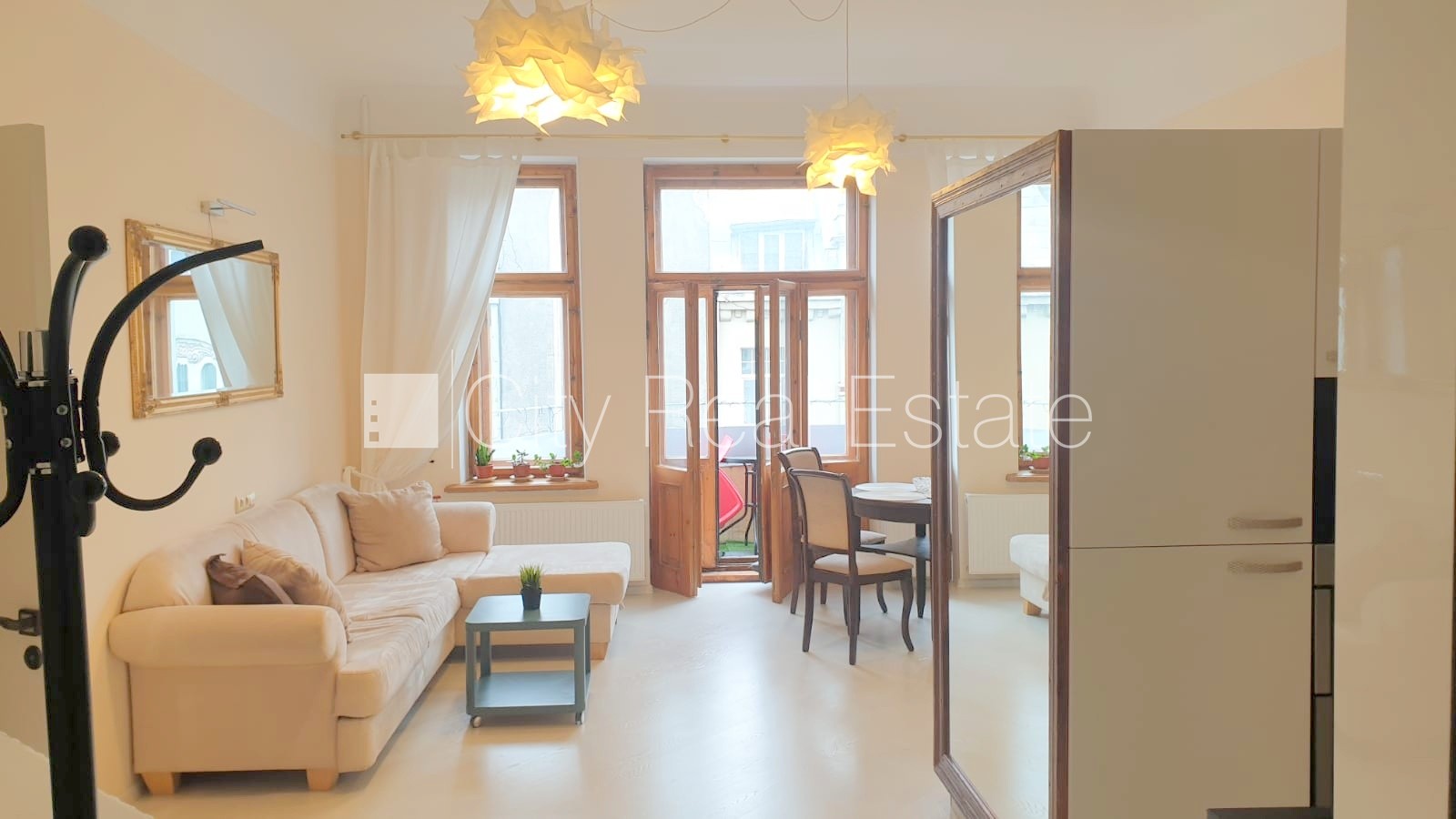 Sludinājumi. Fasādes māja, renovēta māja, ieeja no ielas, ir lifts, kāpņu telpa pēc kosmētiskā remonta, balkons, Cena: 600 EUR/mēn Foto #1